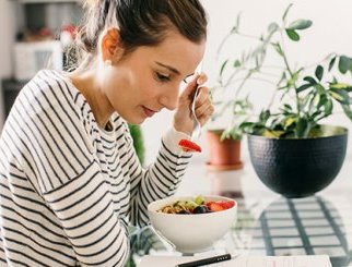 Mujer comiendo una ensalada saludable